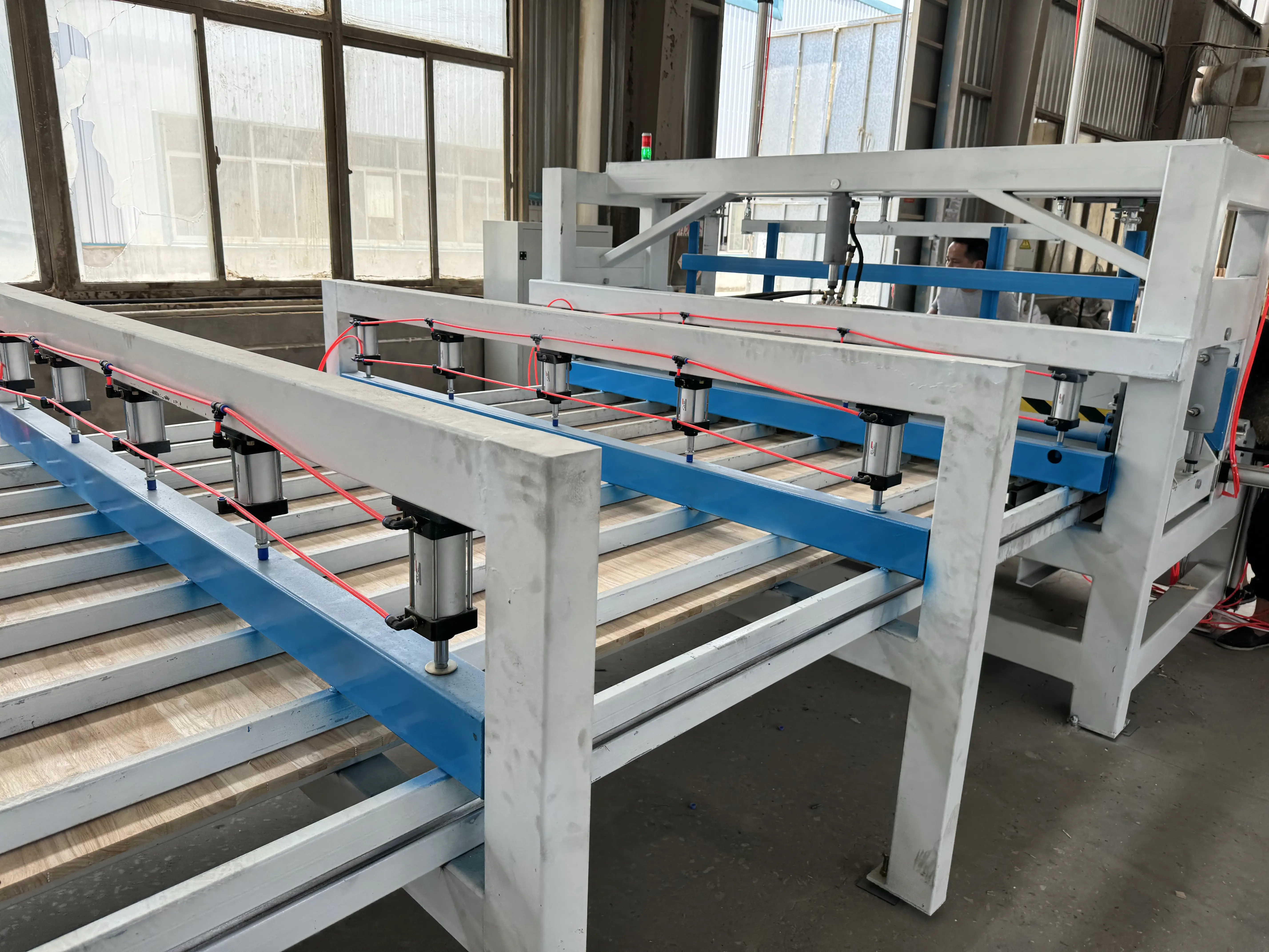 線條拼板機(jī)：直拼板機(jī) 專注細(xì)長型材加工的專用拼板設(shè)備